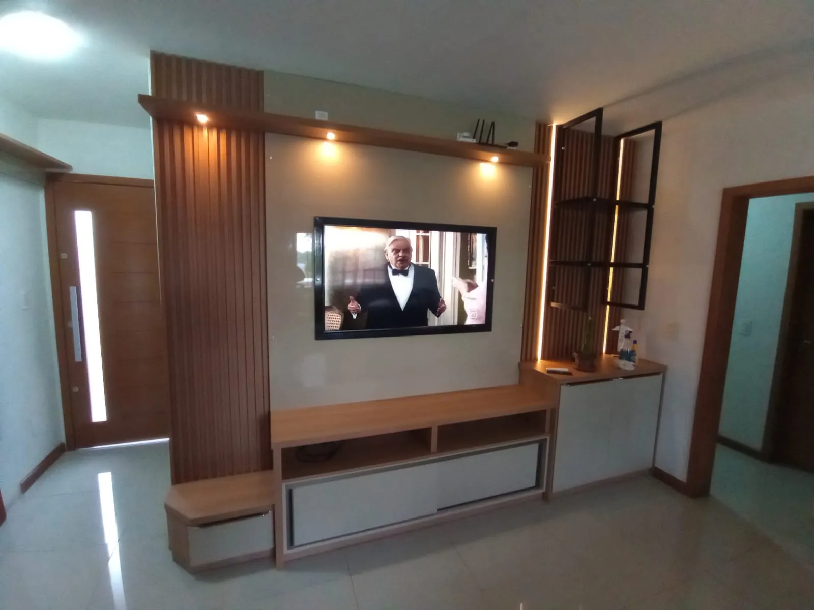 Sala de Estar Sofisticada com Painel de Madeira